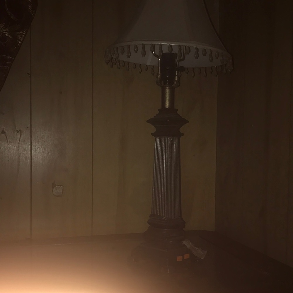 This is a lamp never used and works good